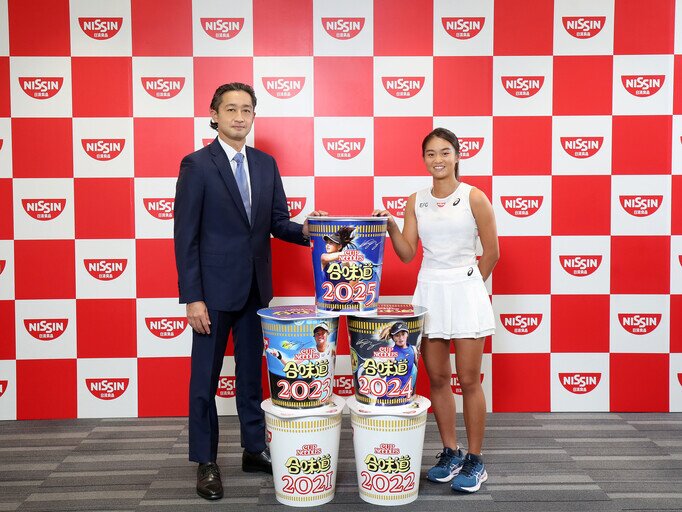 日清食品執行董事、董事長兼首席執行官安藤清隆先生(左)與王康怡(右)合照,宣布日清食品延續對王康怡的贊助至2025年,即合共五年。