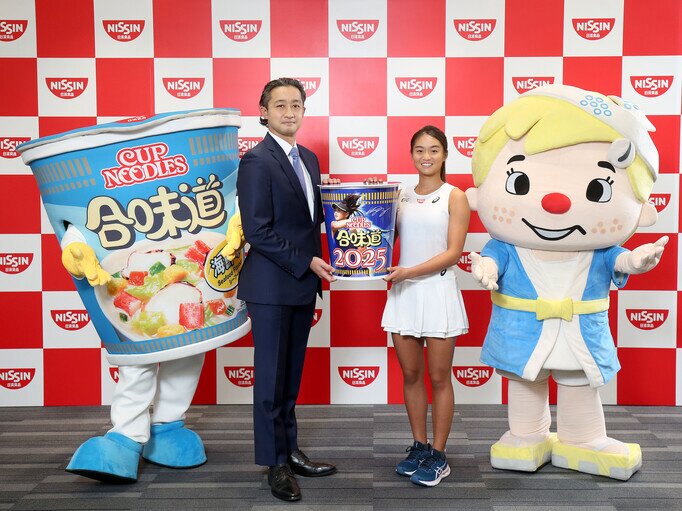 日清食品執行董事、董事長兼首席執行官安藤清隆先生(左)與王康怡(右)合照。