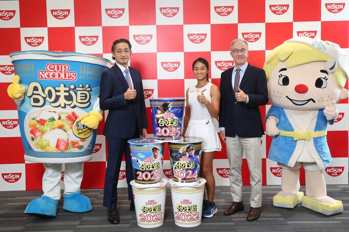 日清食品執行董事、董事長兼首席執行官安藤清隆先生(左)、網總會長莫君逸先生(右一)及王康怡(右二)合影留念。