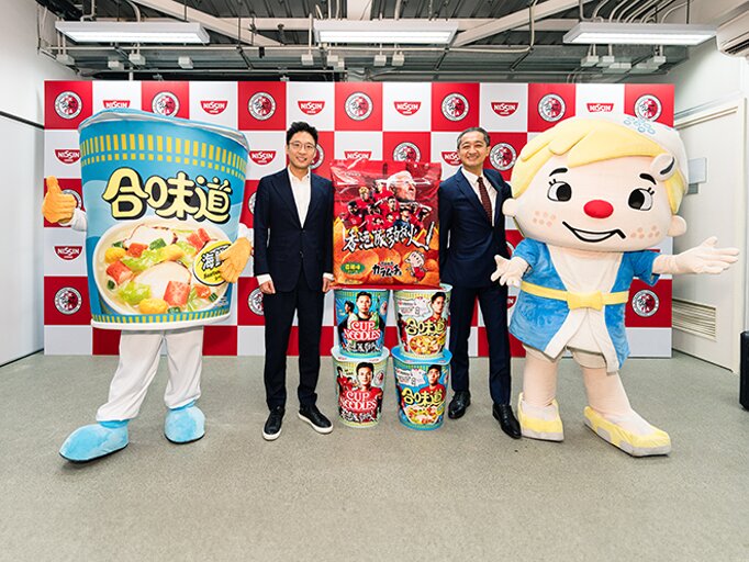 Mr. Kiyotaka Ando, Executive Director, Chairman and Chief Executive Officer of Nissin Foods and Mr. Eric Fok, Chairman of Hong Kong Football Association unveil the thematic Cup Noodles and Nissin Koikeya potato chips. The thematic products will be available in the major supermarkets and online platforms, bringing sports and a healthy lifestyle to Hong Kong consumers.