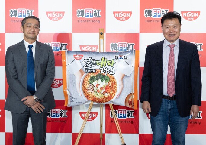 Mr. Kiyotaka ANDO, Executive Director, Chairman of the Board and Chief Executive Officer of NISSIN FOODS (Left), and Mr. Jae Hwa LEEM, Chief Executive Director of KOREA HANYINHONG YOUNG TRADE (HK) LTD, officiated the “Green Onion Spicy Noodle” product launch ceremony, wishing the new product a great success