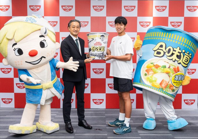 Photo of Mr. Kiyotaka Ando, Executive Director, Chairman and CEO of Nissin Foods (Left) and Richie Choi (Right).