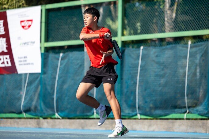 小球手都搏盡拼勁，士氣及表現均不輸職業球手。