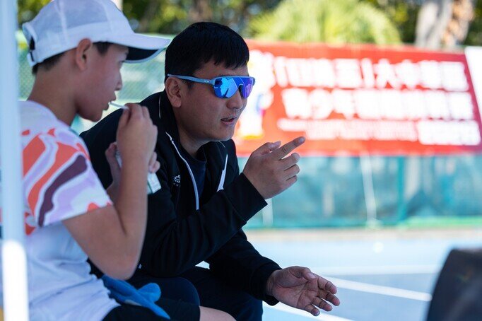 運動員與隨隊教練緊密溝通，希望能發揮最佳表現。