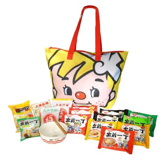 出前一丁旅行袋連特別版出前一丁碗筷套裝及15款日清食品產品,只需$100。