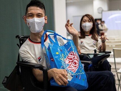 香港硬地滾球代表謝德樺和何宛淇出發到東京前收到日清食品為香港運動員準備的打氣禮品包